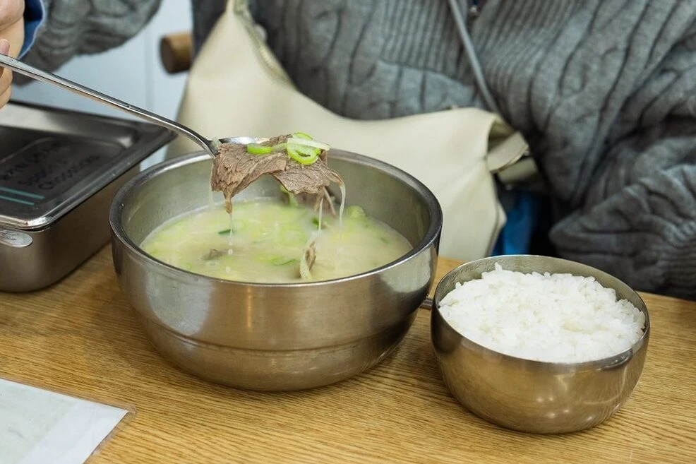 大学生エディターズ　明洞おすすめグルメ　「神仙ソルロンタン明洞店」のソルロンタン