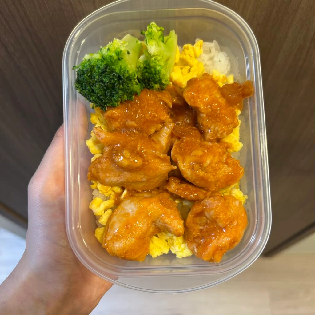 煮詰め直したタレを絡めて完成したヤンニョムチキン弁当