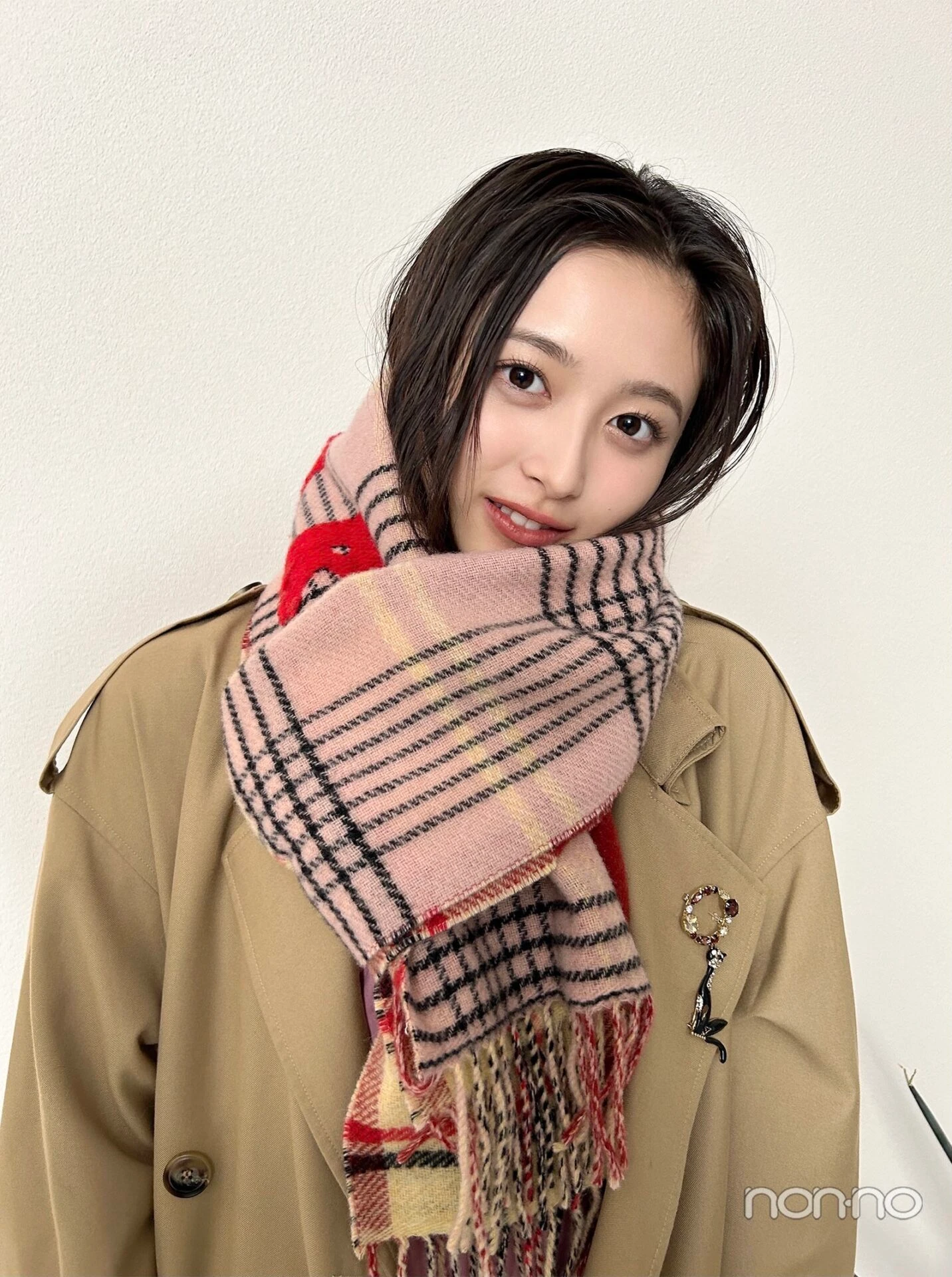 ピンク色のマフラーを巻いた井上和の寄り