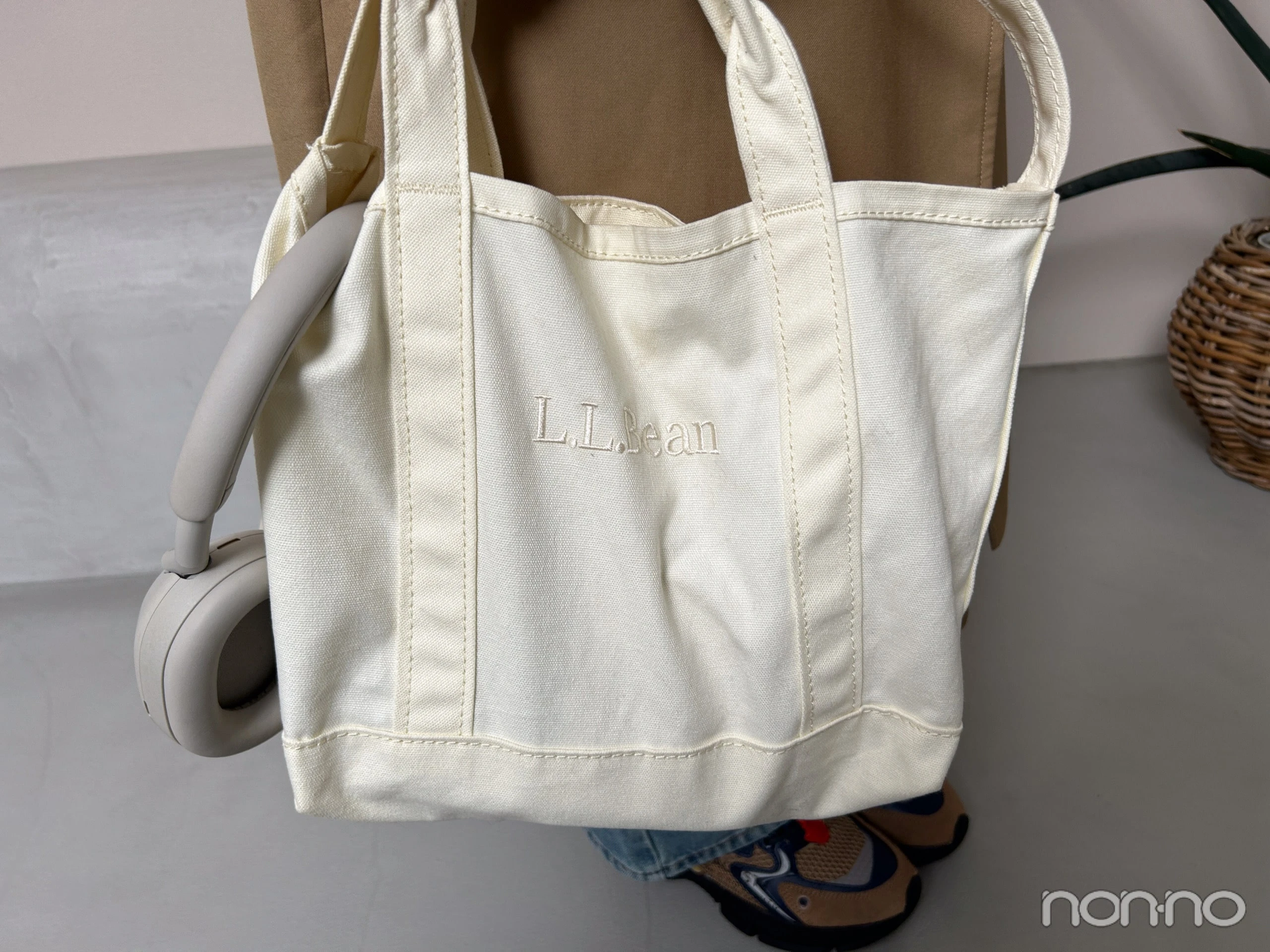 井上和の私物L.L.Beanトートバッグ寄り