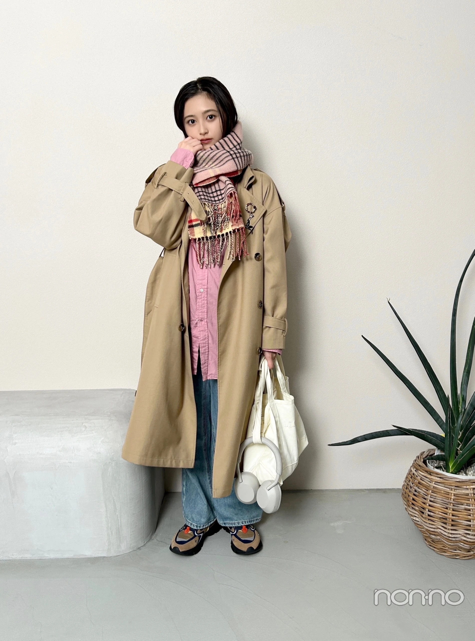 ピンク色のマフラーをまいてコートを着た井上和の全身