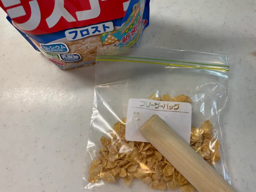 ジップつきのバッグに入ったコーンフレーク