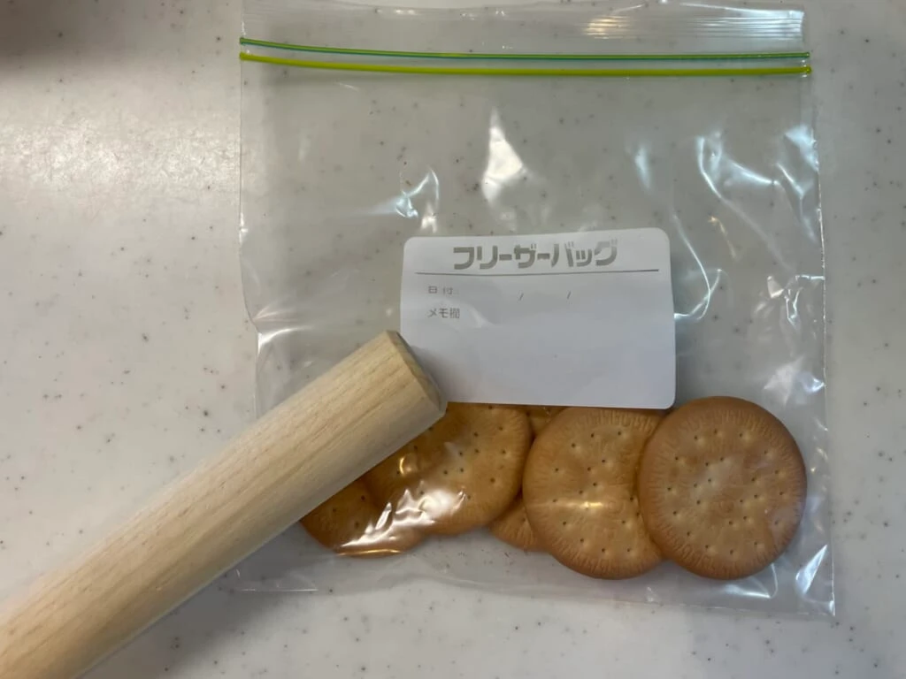 棒とフリーザバッグに入ったクッキー