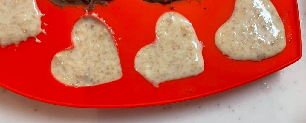 型に入ったチョコレートとクッキーを混ぜたもの