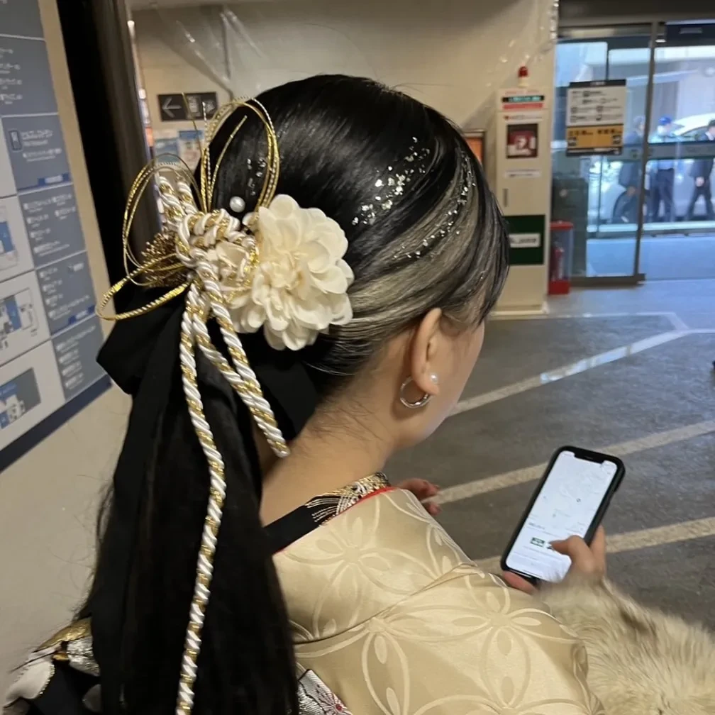 大学生エディターズの同窓会の髪型 インナーカラーアレンジ
