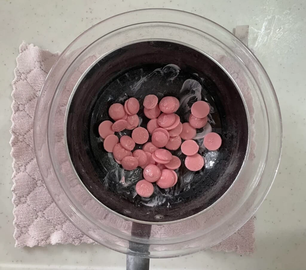 湯煎でストロベリーチョコを溶かしている。