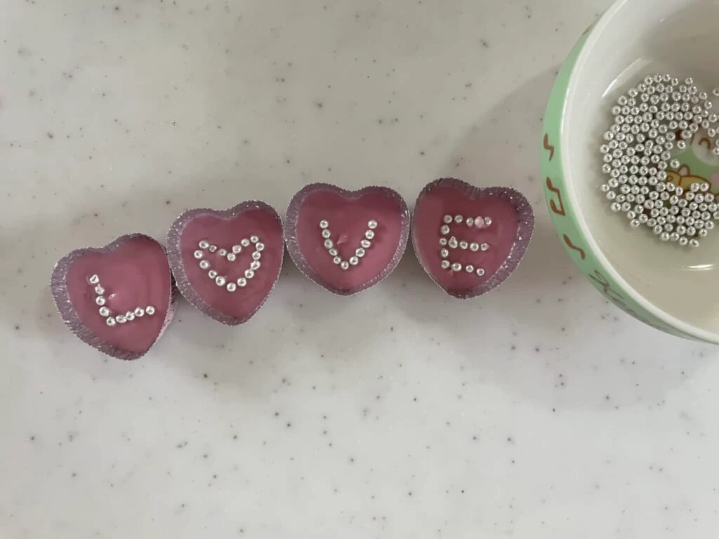 アラザンでチョコにLOVEの文字をかいている