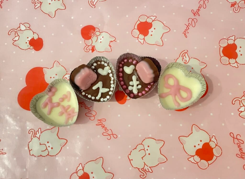 チョコペンで文字が書かれたアルミカップのチョコ