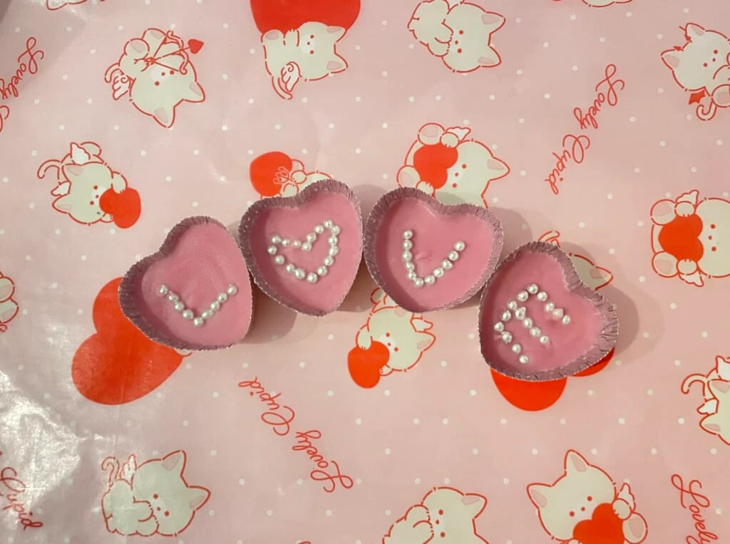 シルバーアラザンでLOVEの文字がかかれたアルミカップの苺チョコ