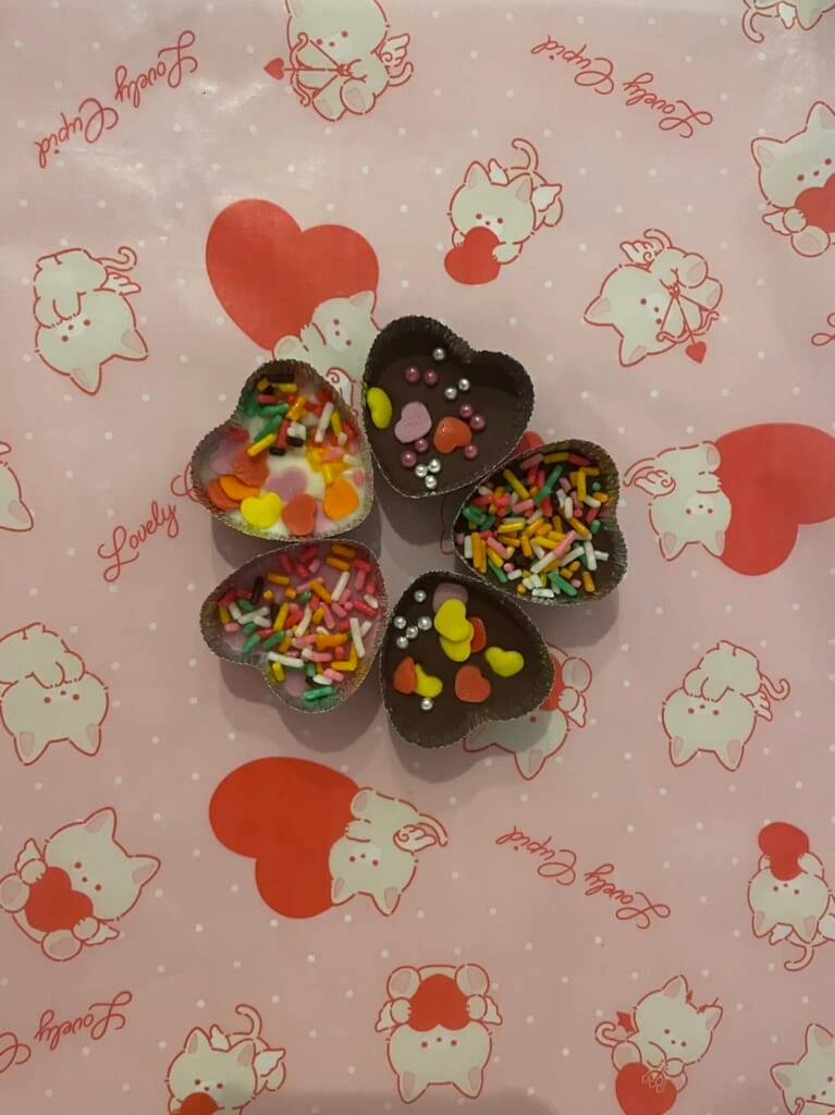 カラフルにトッピングされたアルミカップに入ったチョコ