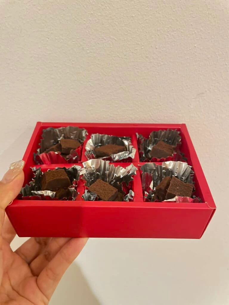箱に入って、アルミカップに入れている生チョコ