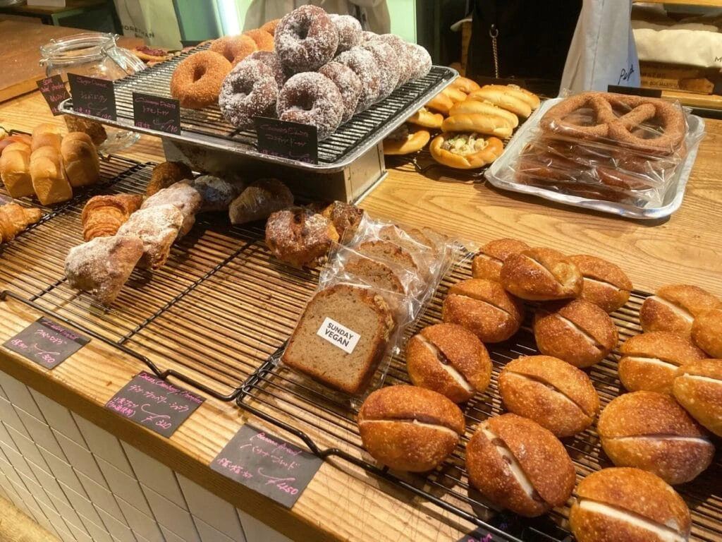 MORETHAN BAKERYの店内に並んだパン。あんバターパンやベーグルなど。
