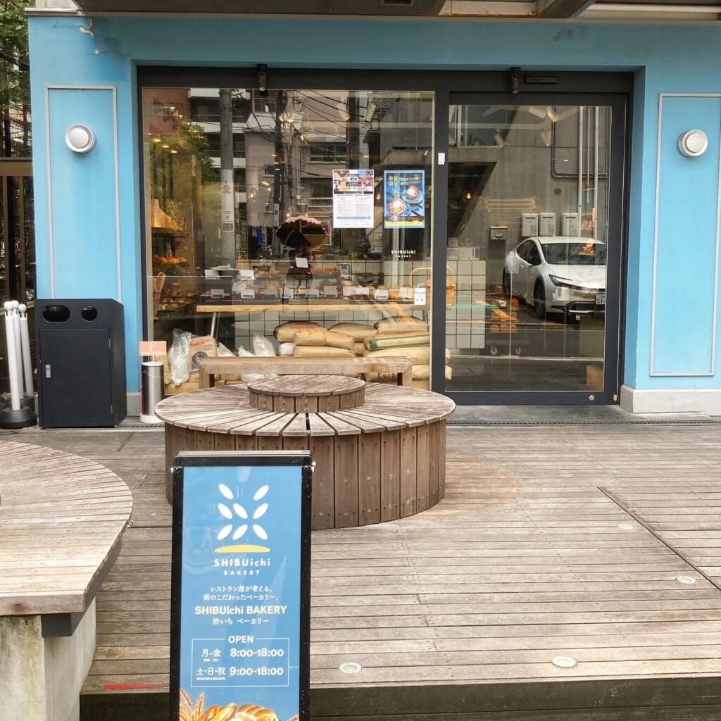 SHIBUichi BAKERY(渋いちベーカリー)店舗外観。水色の壁にガラス張りのショーケース。