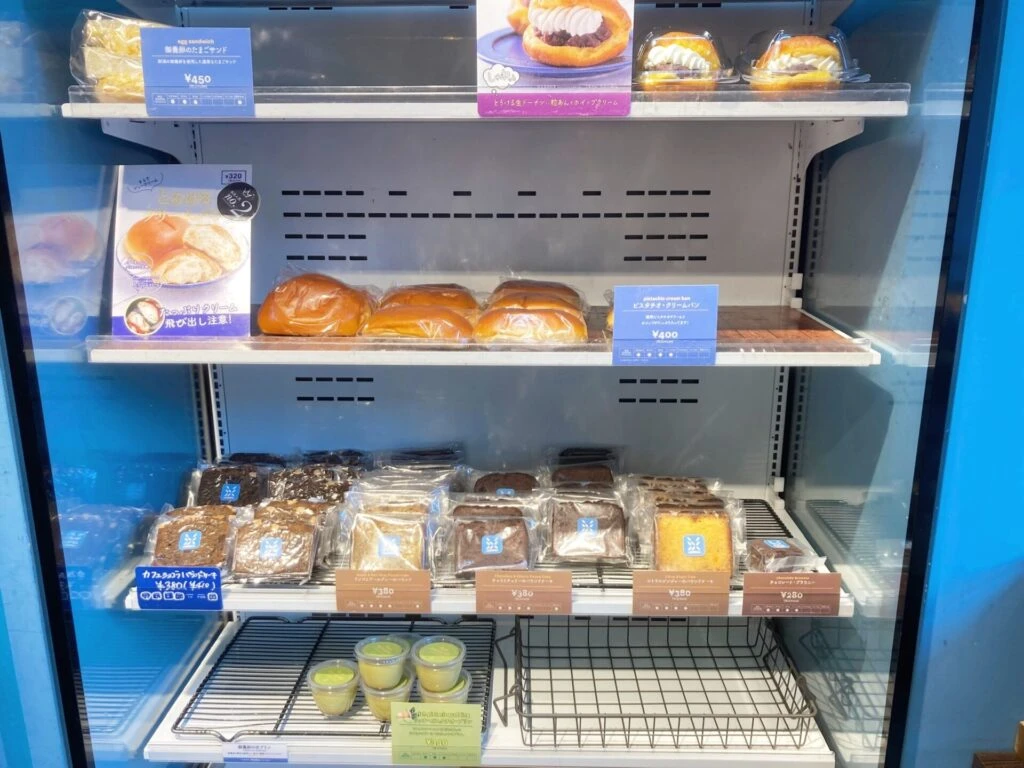 渋いちベーカリーの店内、冷蔵ケース。サンドイッチなど。