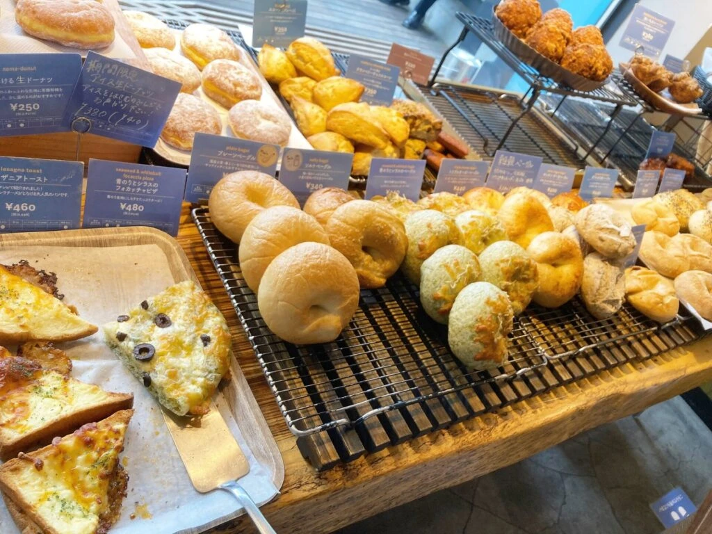 渋いちベーカリー、店内。ベーグルなどのパンが並んでいる。
