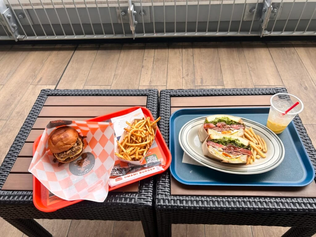 
（左）UMAMI BURGER、（右）LonCafe enosima