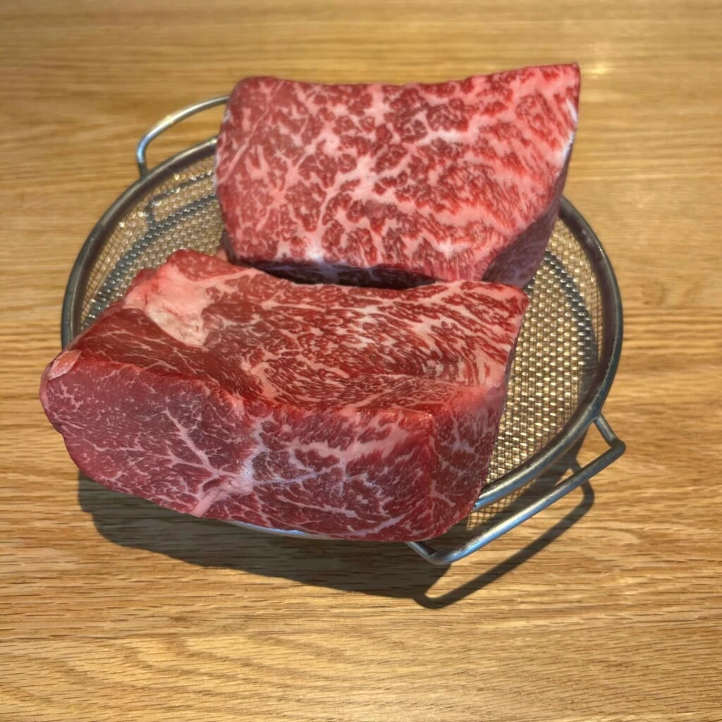 きれいなサシが入った牛内ももの塊肉2本