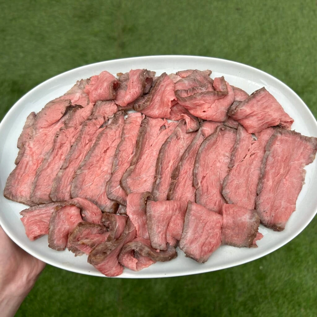 薄くスライスして大皿に盛り付けたローストビーフ