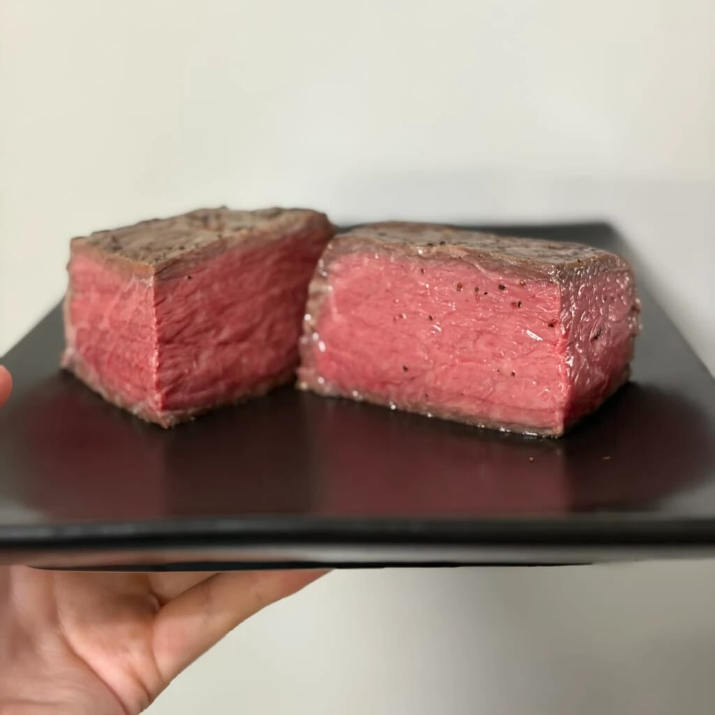 低温調理でバラ色に仕上がったローストビーフの断面
