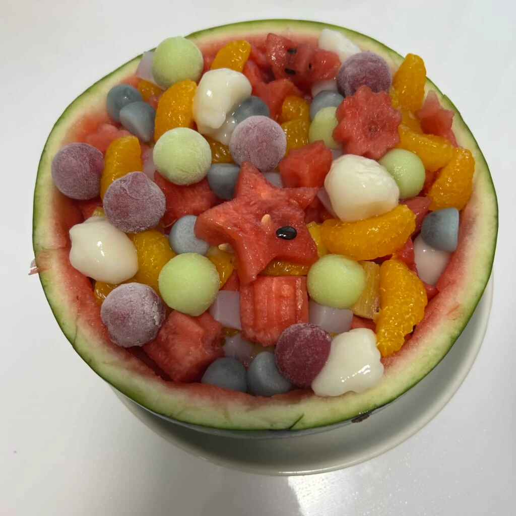 星型のすいかと丸いアイスを詰めたすいかの器