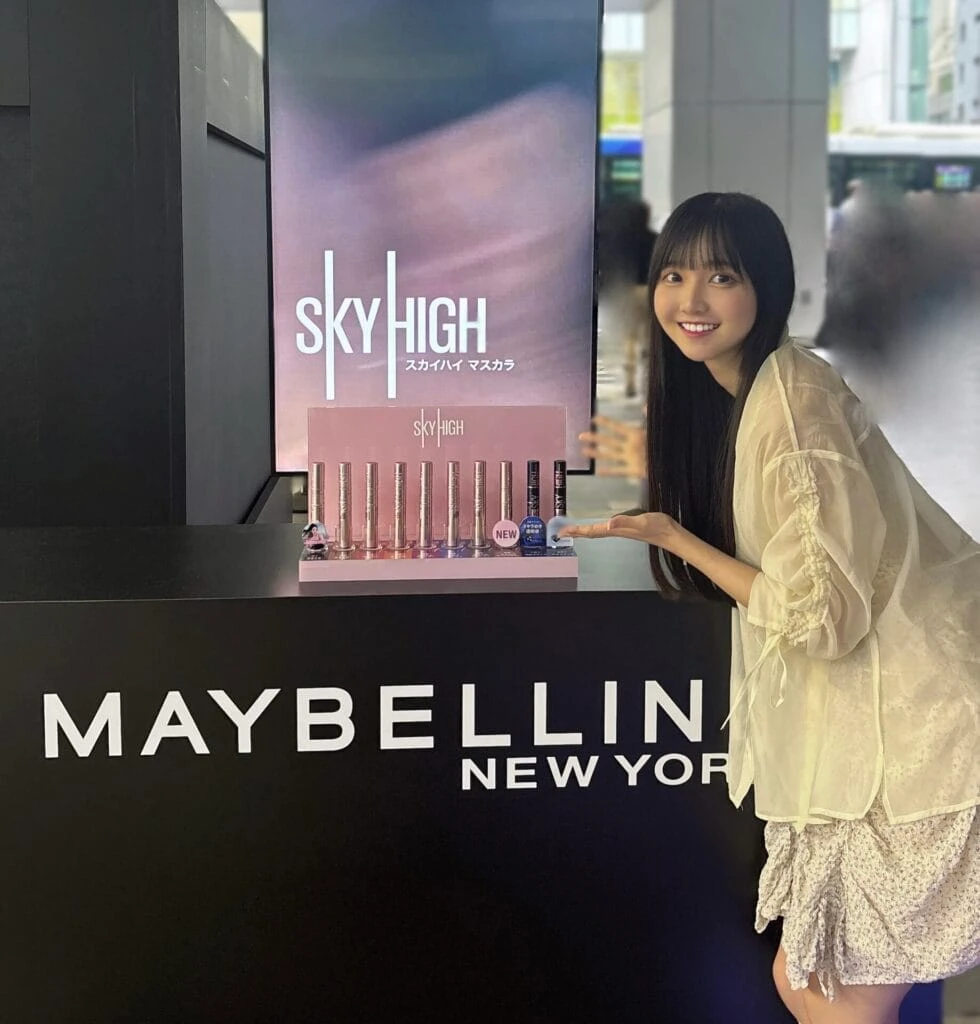 メイベリンスカイハイマスカラを紹介する小杉怜子