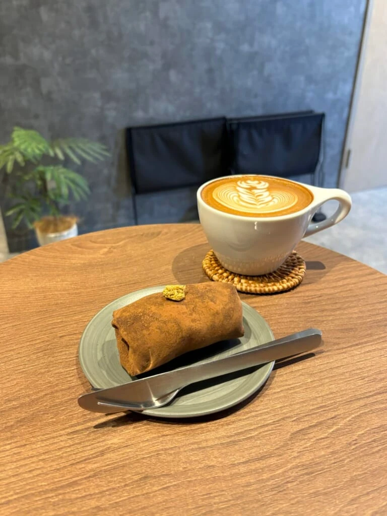 ドバイチョコおしぼりケーキとカフェラテ