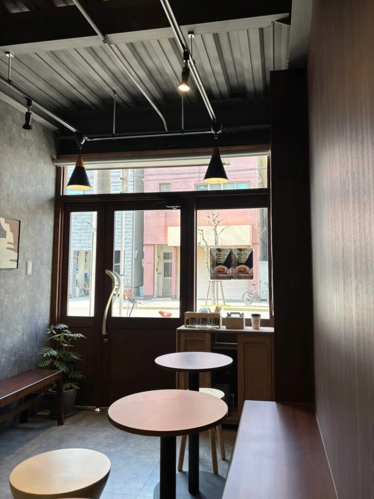 中崎町のカフェ「Refue」の店内席