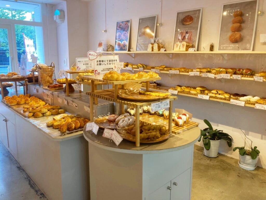 SUMOMO BAKERY　店内のパン陳列棚。