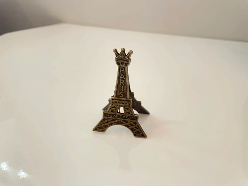 エッフェル塔の形の立つクリップ