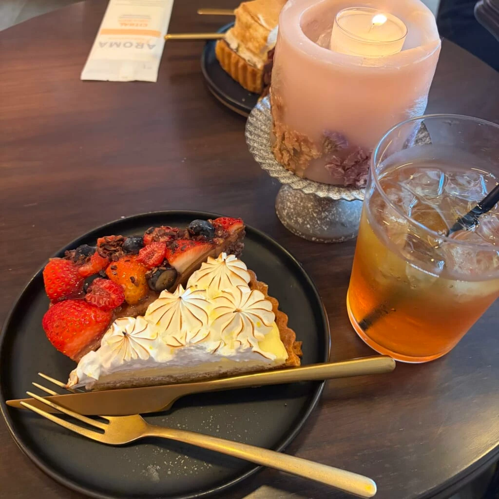 自分のタルト2個とドリンクの写真