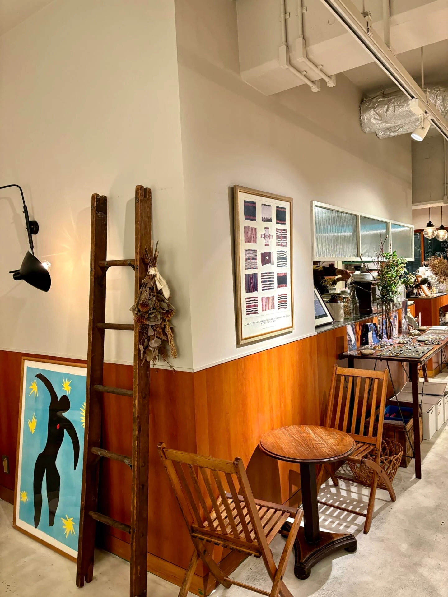 難波の夜カフェ「Vourke」の店内の様子