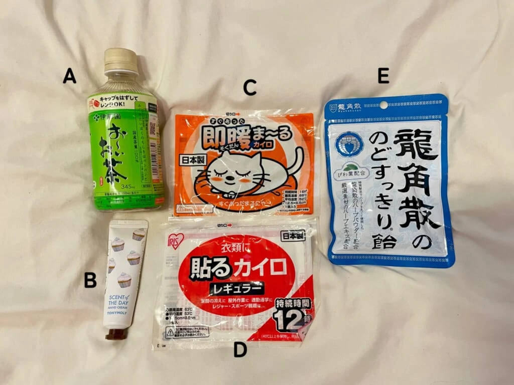 AからEまでの防寒グッズを並べている