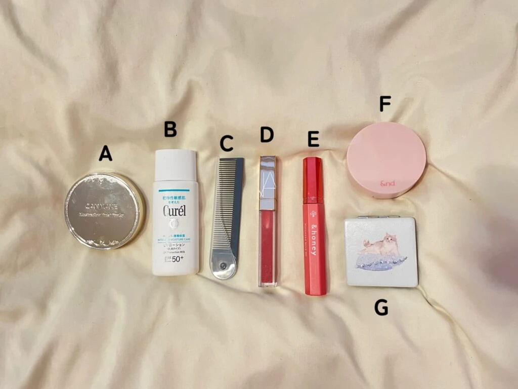 メイクとヘアの直しアイテムをAからGまで並べている