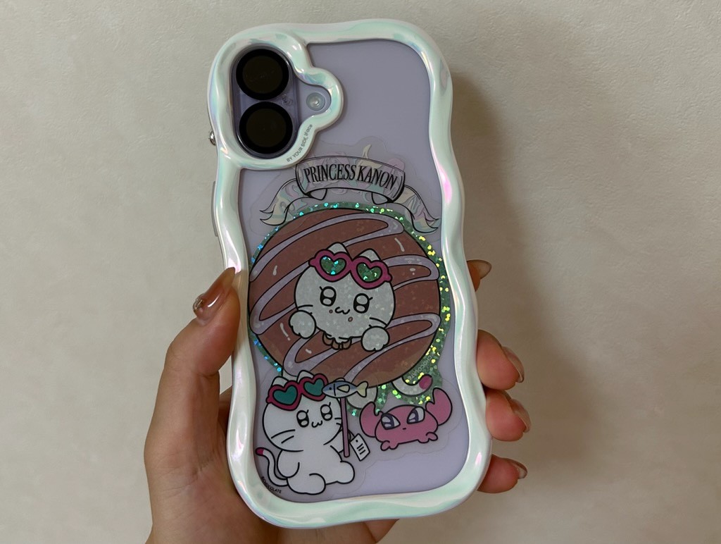 スマホにステッカーを挟んだ様子