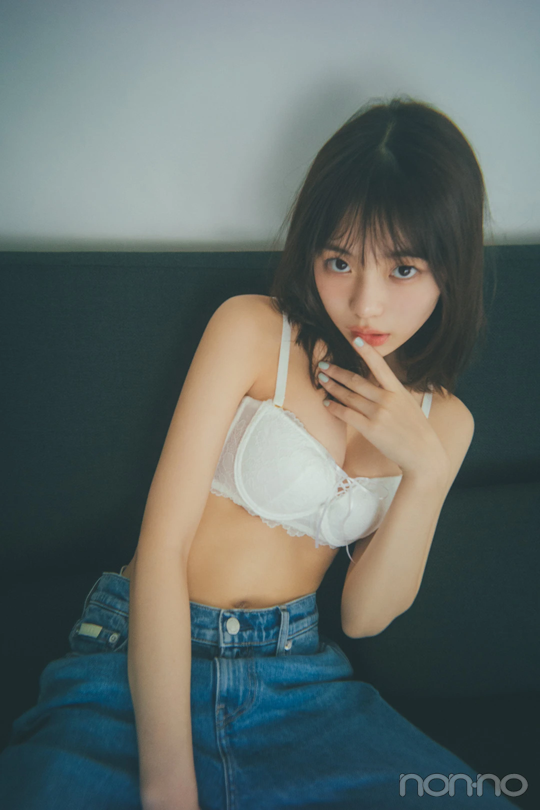 ラヴィジュールの白のランジェリーを着用した菊地姫奈