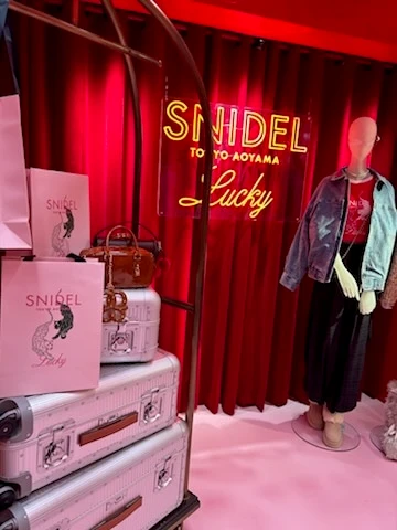 スナイデル青山店　１階レジ横