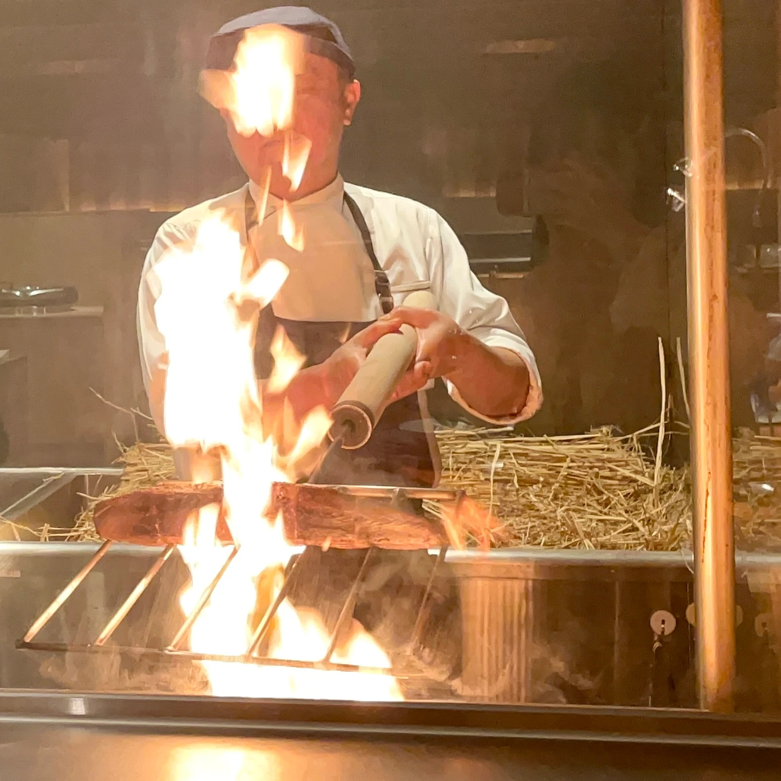 ワラ焼きパフォーマンスは迫力満点!