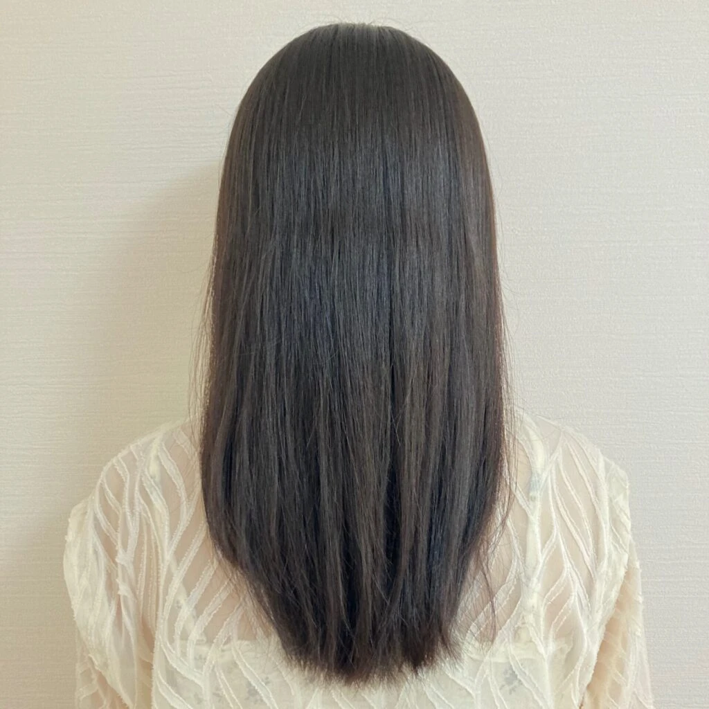 髪の長さ　肩甲骨下