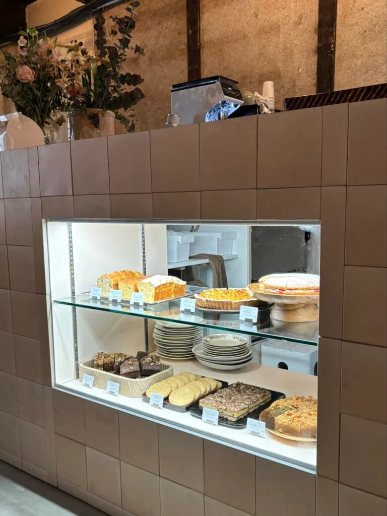 大阪カフェ「sou」のレジ横のショーケース