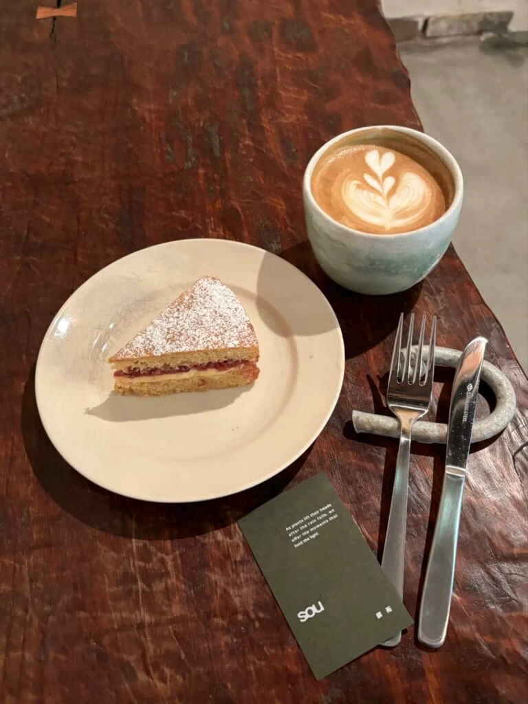 ヴィクトリアケーキとカフェラテ