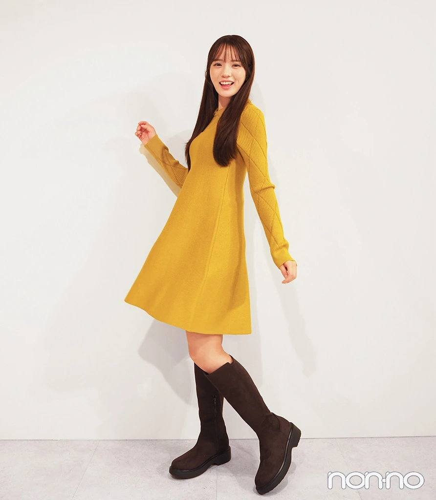 「2ピースニットミニワンピース by rokh」カラー: 47 YELLOWの動いた時のシルエット