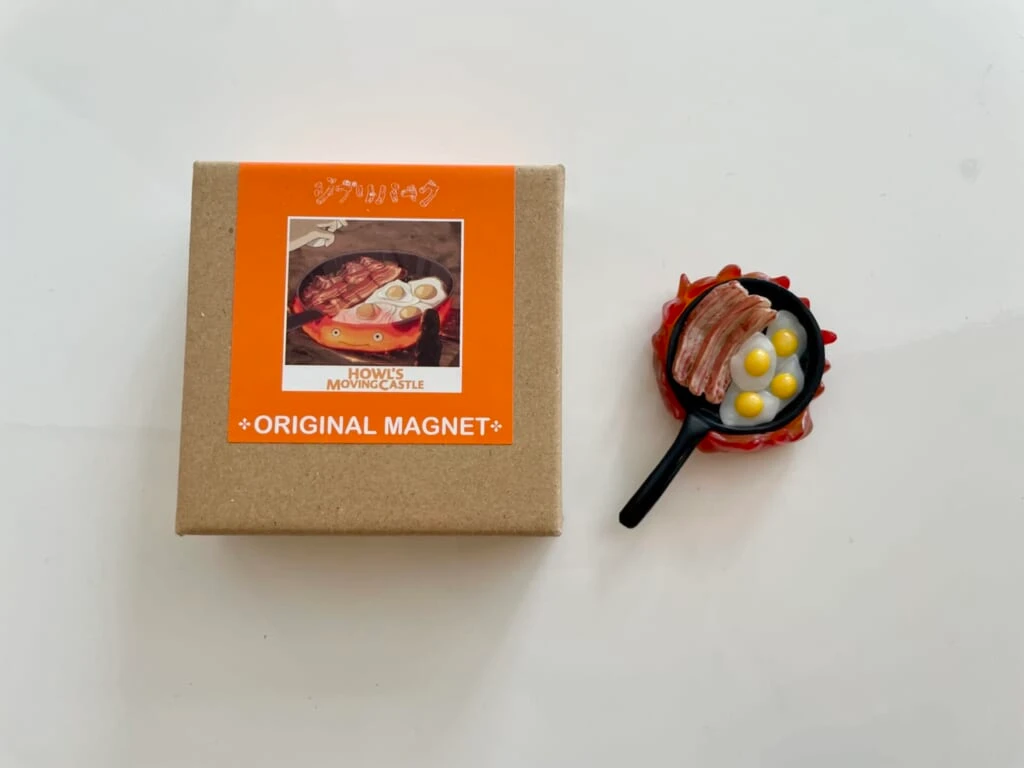 目玉焼きとベーコンがのったデザインのマグネットと箱