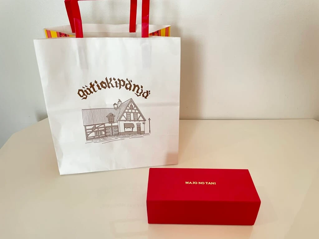 グーチョキパン屋の紙袋と、ジャムの入った赤い箱