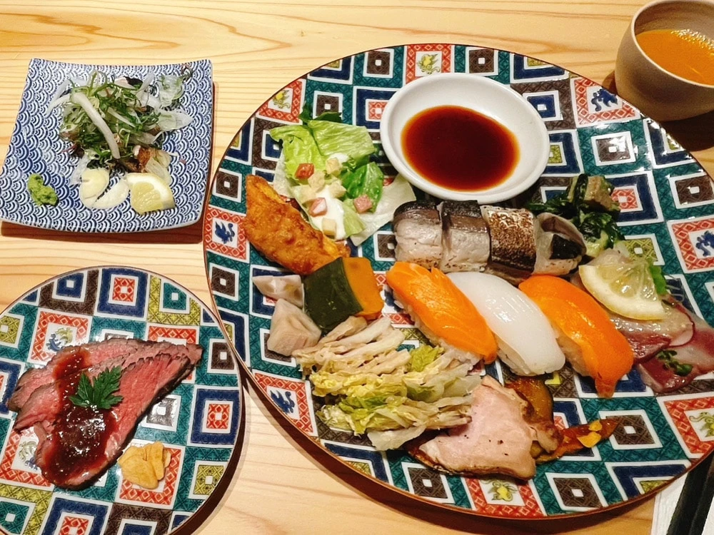 左上)ワラ焼きのカツオたたき
左下)ワラ焼きのローストビーフ
右)「ブリの葉にんにくぬた和え」を含むマイ皿鉢