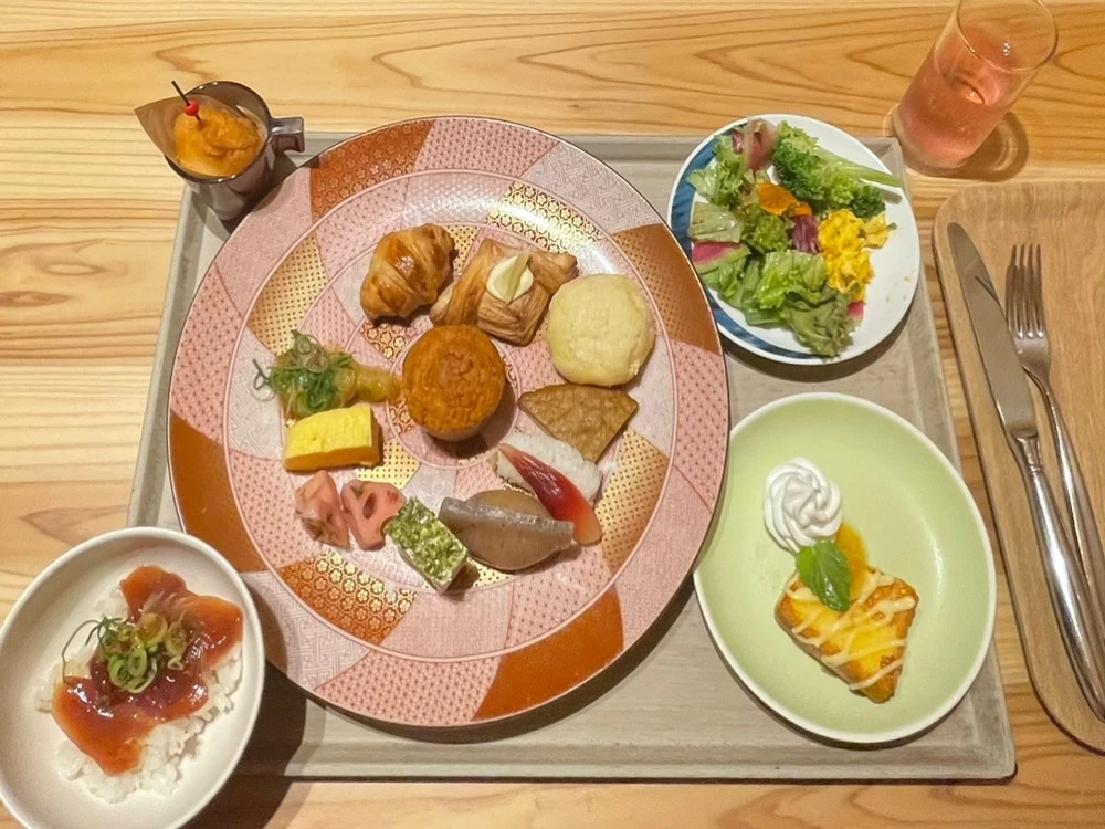 左上)いも天
左下)カツオの漬け丼
中央)「田舎寿司」を含むマイ皿鉢
右下)ゆず香るフレンチトースト