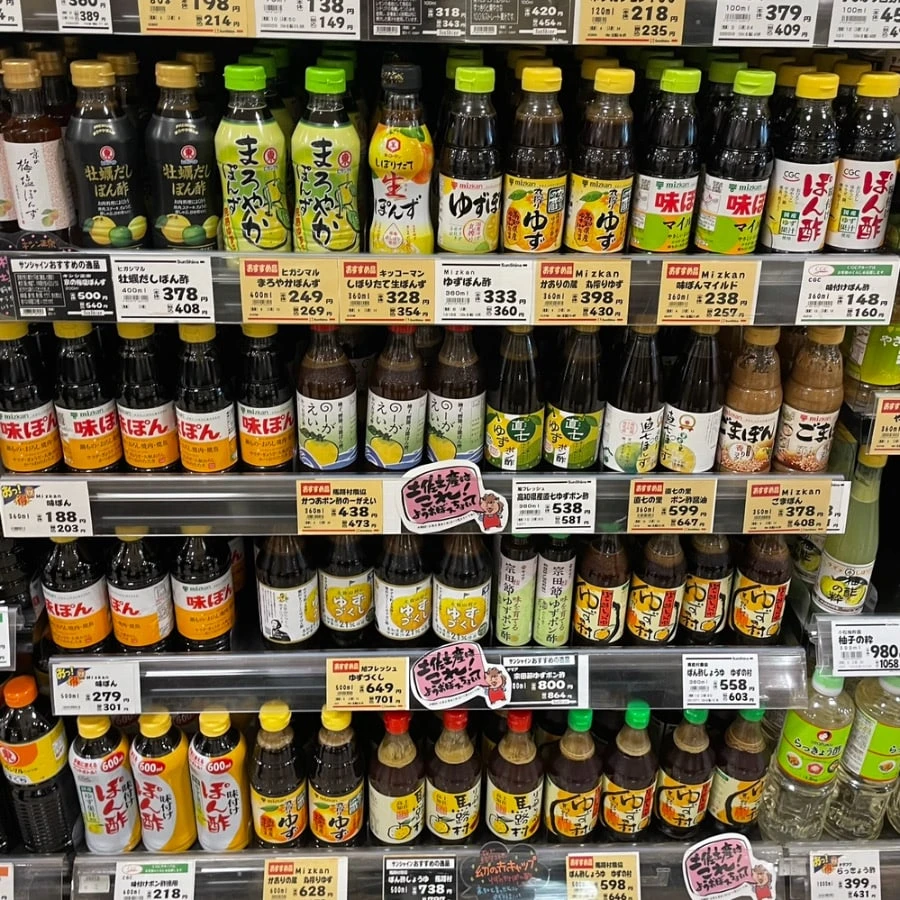 ポン酢だけで10種類を超える商品が並ぶ棚