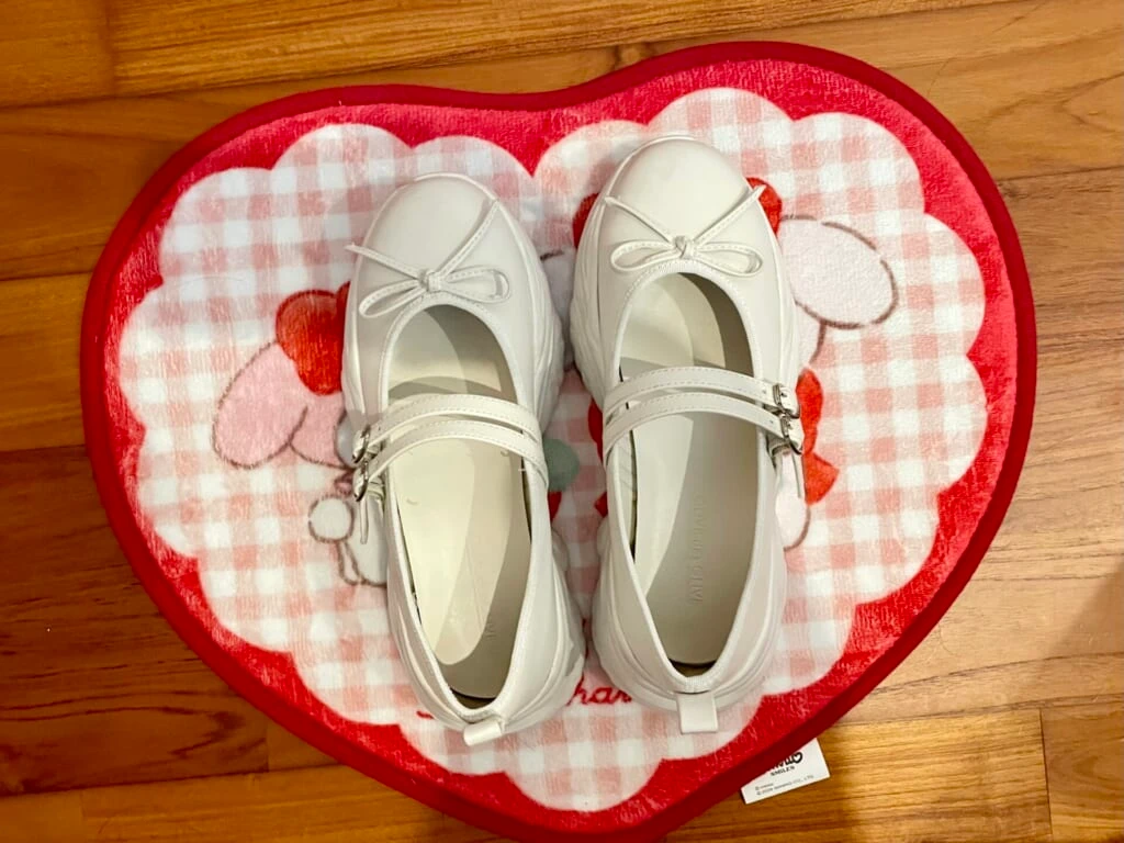 リボン付きの白いバレエシューズ