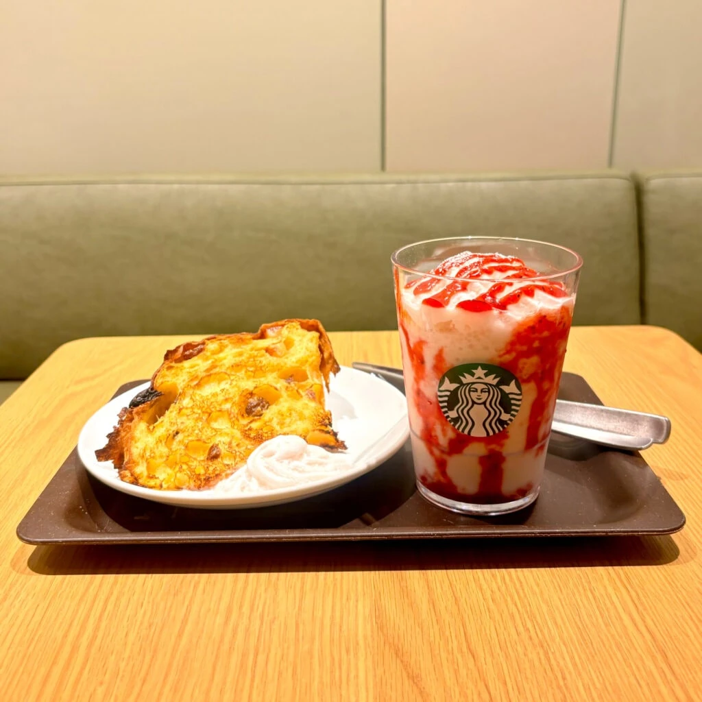 クリスマス期間限定のドリンクとパン