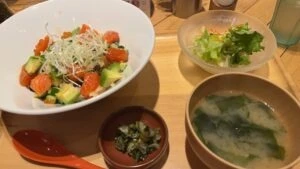 サーモンアボカド丼の画像
