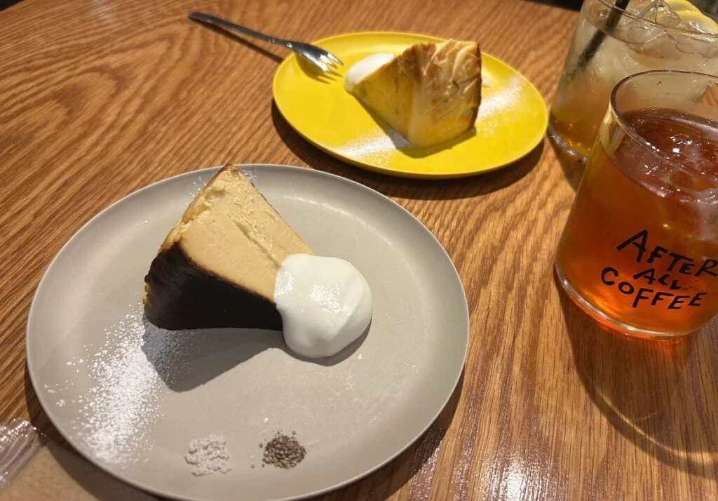 バスクチーズケーキ
チーズケーキ
カフェ
レモネード
アイスティー
生クリーム
塩
胡椒